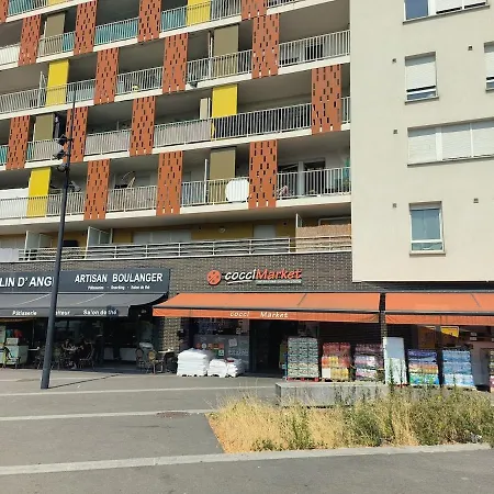 Duplex Proche Stade De France & Paris Apartment Stains